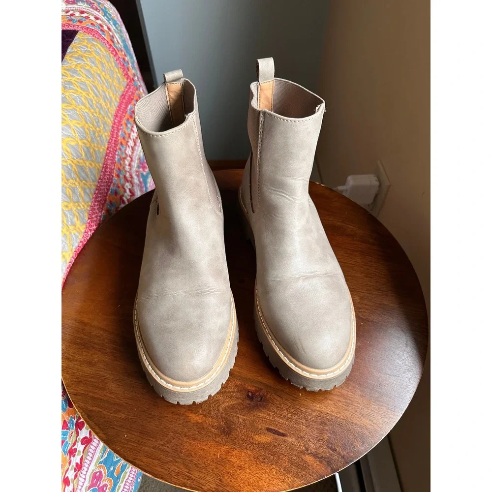 DV Dolce Vita Lobera Taupe Grey Lug Sole Chelsea Ankle Boots Womens 8 Vegan